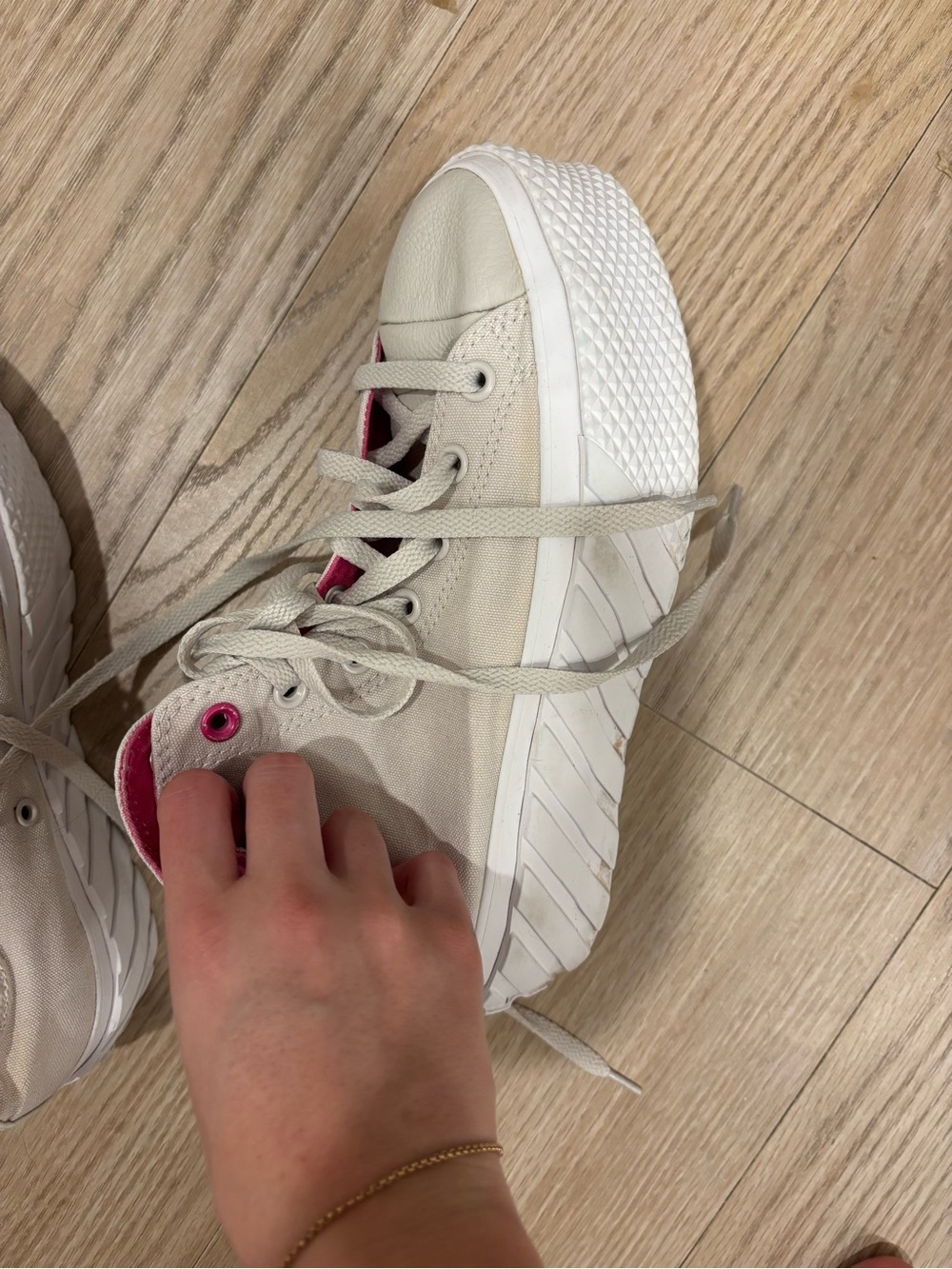 High top Converse Sneakers - Picture 3 of 6